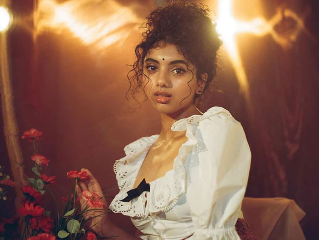 `లైఫ్ ఆఫ్ పై` గాళ్ కి సోద‌రిలా ఉంది! డిస్నీ మూవీ ఎన్నారై బ్యూటీ!