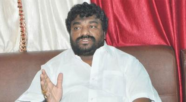 టికెట్లు రేట్ల వివాదం: రఘురామతో నట్టికుమార్ ఫైట్