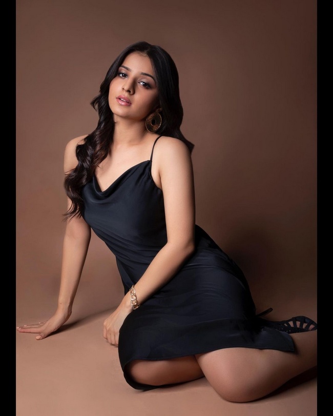 mahima makwana hot look in black dress