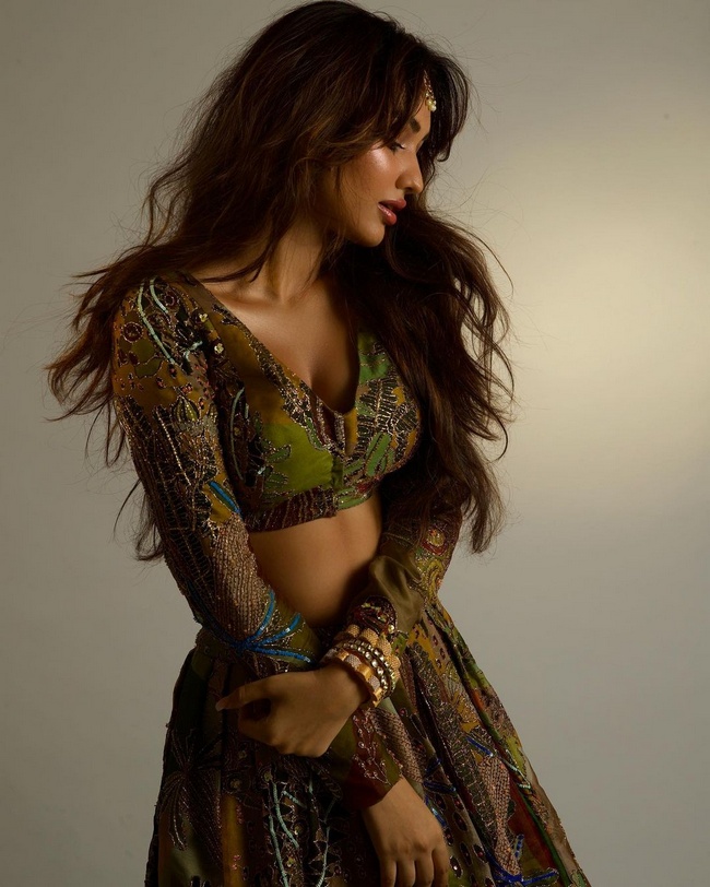 Akanksha%20Allures%20With%20Sensuous%20C