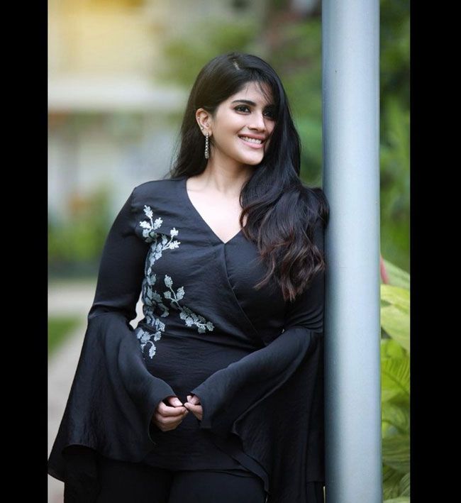 Megha%20Akash%20New%20Insta%20Pictures_1