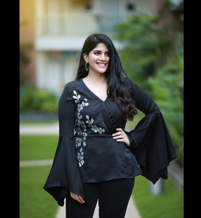 Megha%20Akash%20New%20Insta%20Pictures_8