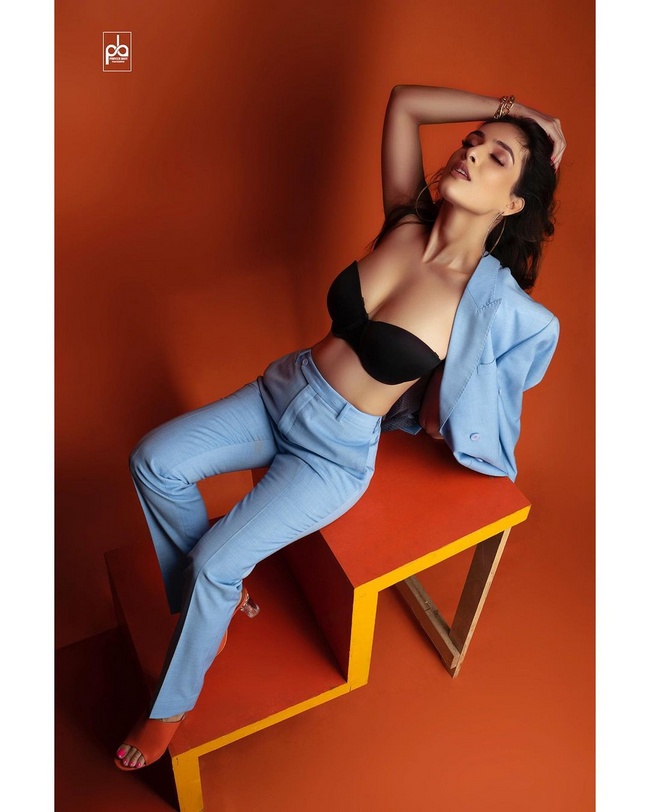 Neha%20Malik%20is%20Mesmerizes%20Looks%2