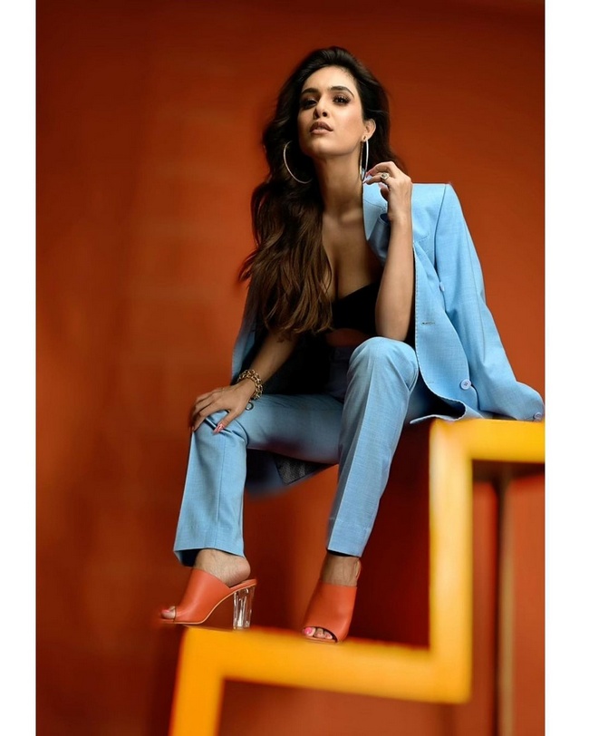 Neha%20Malik%20is%20Mesmerizes%20Looks%2