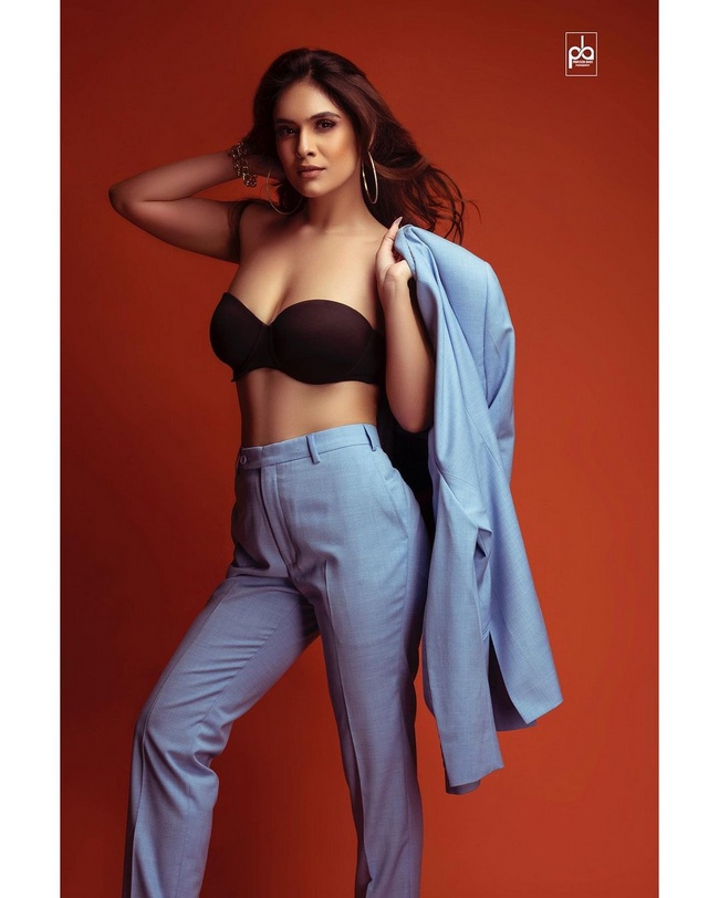 Neha%20Malik%20is%20Mesmerizes%20Looks%2