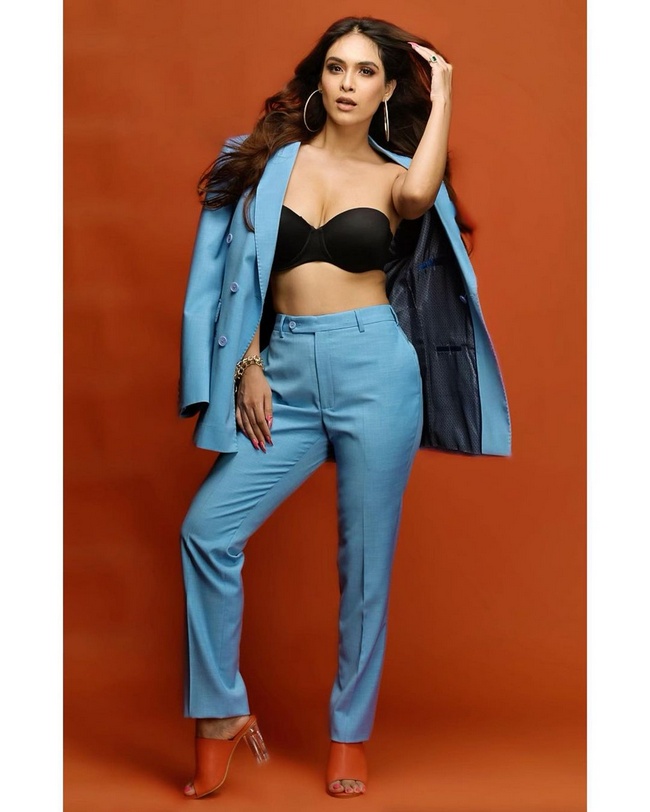 Neha%20Malik%20is%20Mesmerizes%20Looks%2