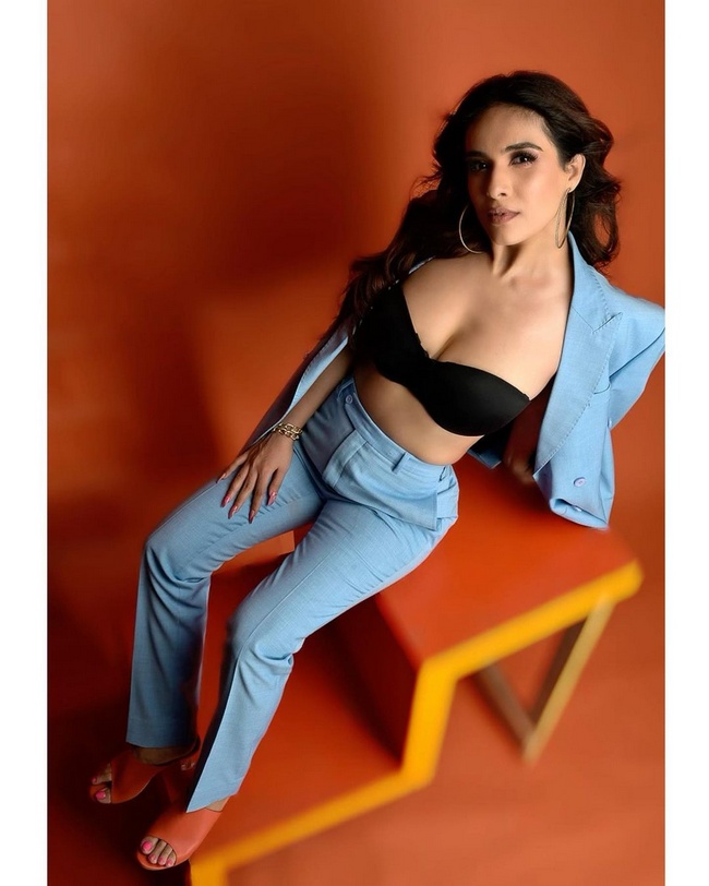 Neha%20Malik%20is%20Mesmerizes%20Looks%2