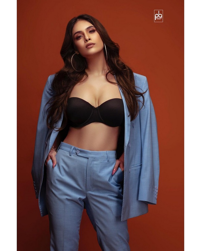 Neha%20Malik%20is%20Mesmerizes%20Looks%2