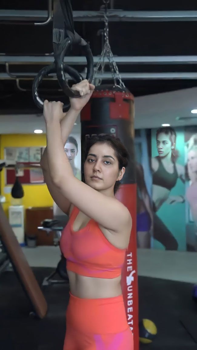 Raashi%20Khanna%20Astonishing%20Looks_5.