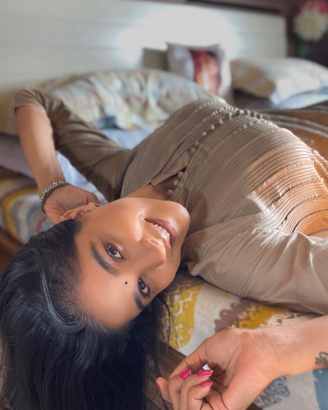 Sakshi%20Agarwal%20is%20Appealing%20Pose