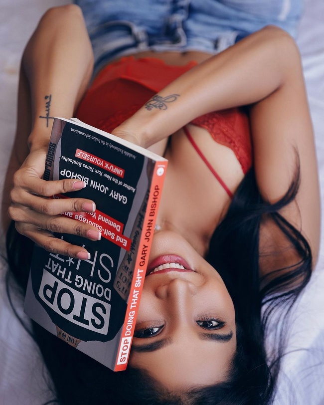 Sakshi%20Agarwal%20is%20Appealing%20Pose