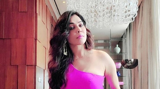 At gunpoint, masked men rob belongings and cash from actress!