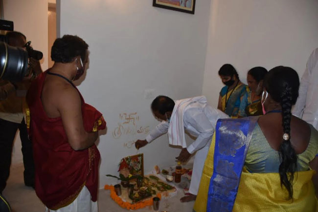 తాళాలు పగులగొట్టి డబుల్ బెడ్ రూం ఇళ్లను ఆక్రమించుకున్న లబ్ధిదారులు