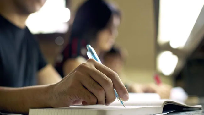 చెప్పుల్లో బ్లూ టూత్ పెట్టుకొని అడ్డంగా బుక్ అయ్యారు