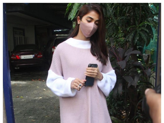 ఫోటో స్టోరి: బుట్ట బొమ్మ పైన ప‌టారం లోన లొటారం