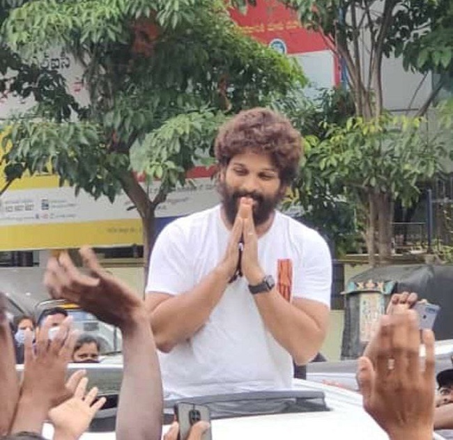 కాకినాడ పోర్ట్ లో పుష్ప‌రాజ్ హ‌ల్చ‌ల్
