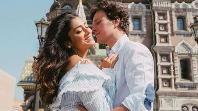 ఆయ‌న్ని కొంగున క‌ట్టేసుకుని ముంబైలో శ్రీ‌య‌ గృహ‌ప్ర‌వేశం!