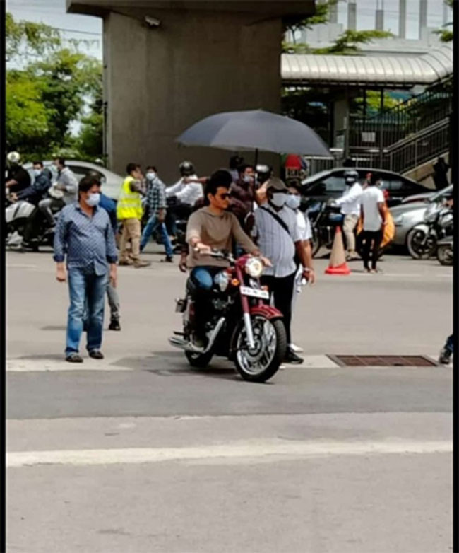 ఆన్‌ లోకేషన్ : స్టైలిష్ లుక్ లో సూపర్‌ స్టార్