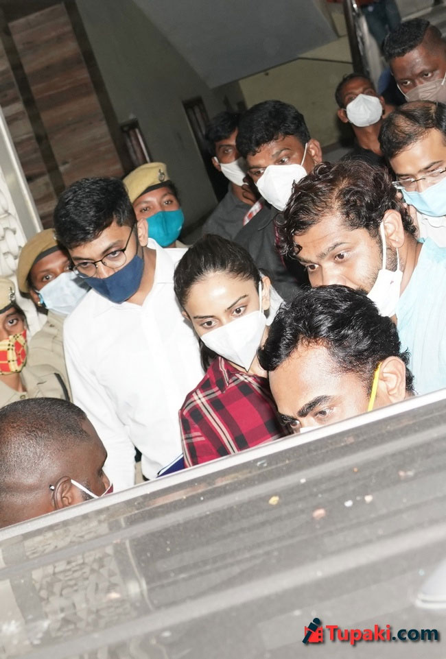 టాలీవుడ్ డ్రగ్స్ కేసు: 6 గంటల పాటు సాగిన రకుల్ విచారణ..!