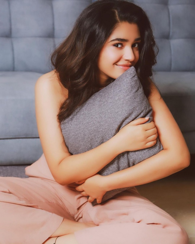 Krithi%20Shetty%20is%20cute%20Looks%20in