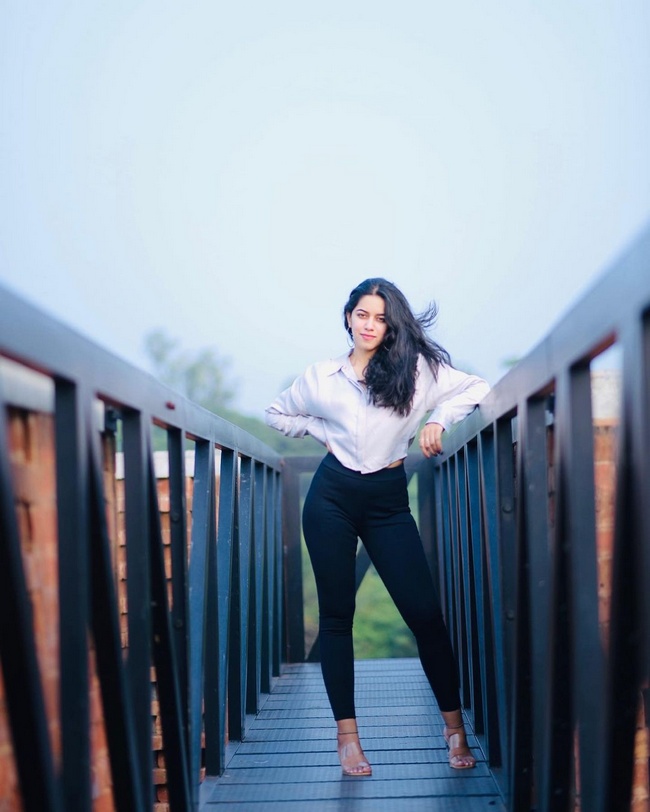 Mirnalini%20Ravi%20is%20Glamourous%20loo