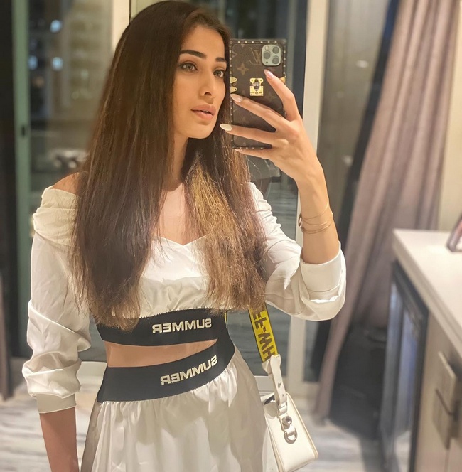 Raai%20Laxmi%20is%20Raises%20Heat%20In%2