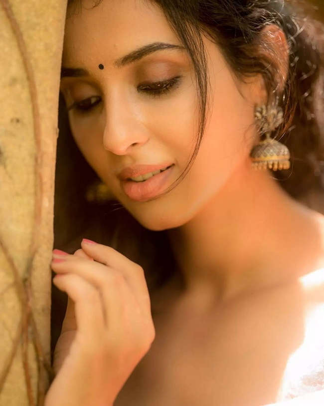 Riya Suman Looking Beautiful in a Saree