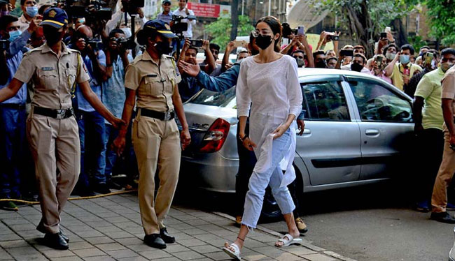 విచారణకు 4 గంటలు ఆలస్యంగా వచ్చిన నటి.. అధికారులు సీరియస్