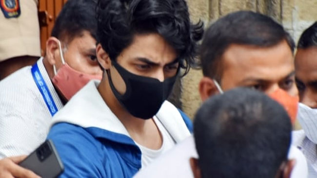 ఆర్యన్ ను అరెస్టు చేసిన అధికారిని వెంటాడుతున్నారా?