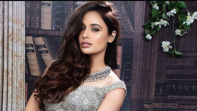 సోషల్ మీడియాలో వివాదాస్పద వ్యాఖ్యలు: బిగ్ బాస్ బ్యూటీ అరెస్ట్