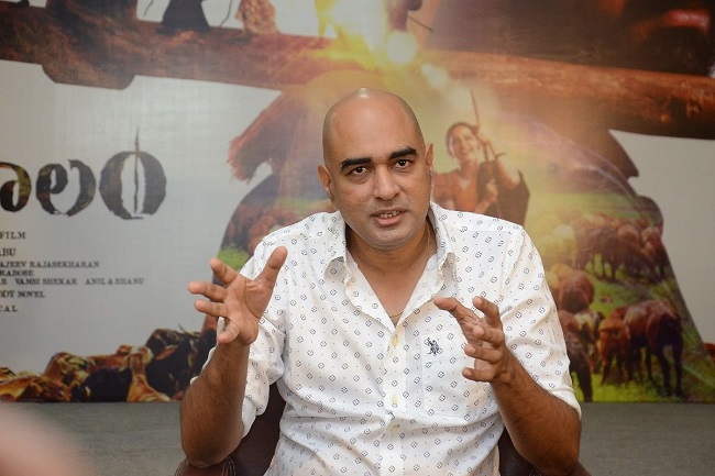 ఒకే సారి పవన్.. బాలయ్యలను డైరెక్ట్‌ చేయనున్న డైరెక్టర్‌