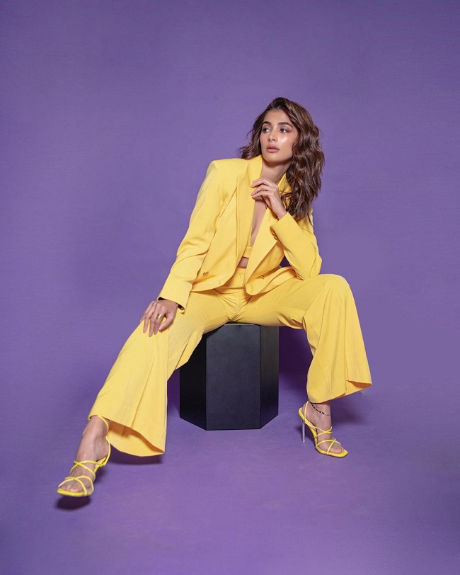 ఫొటోటాక్ : ఫుల్‌ ఎల్లో లో హాట్‌ గా కుమ్మేశావ్‌ అమ్మడు