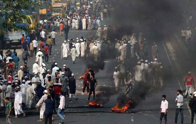 మైనార్టీ హిందువులపై దాడులు జరిగితే నోళ్లు పెగలవేంది?