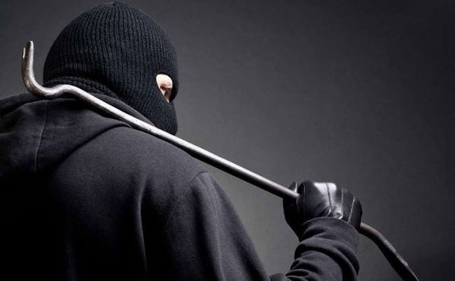 ఇంట్లో డబ్బు లేనప్పుడు తాళం వేయడం ఎందుకు..దొంగల షాకింగ్ లేఖ !