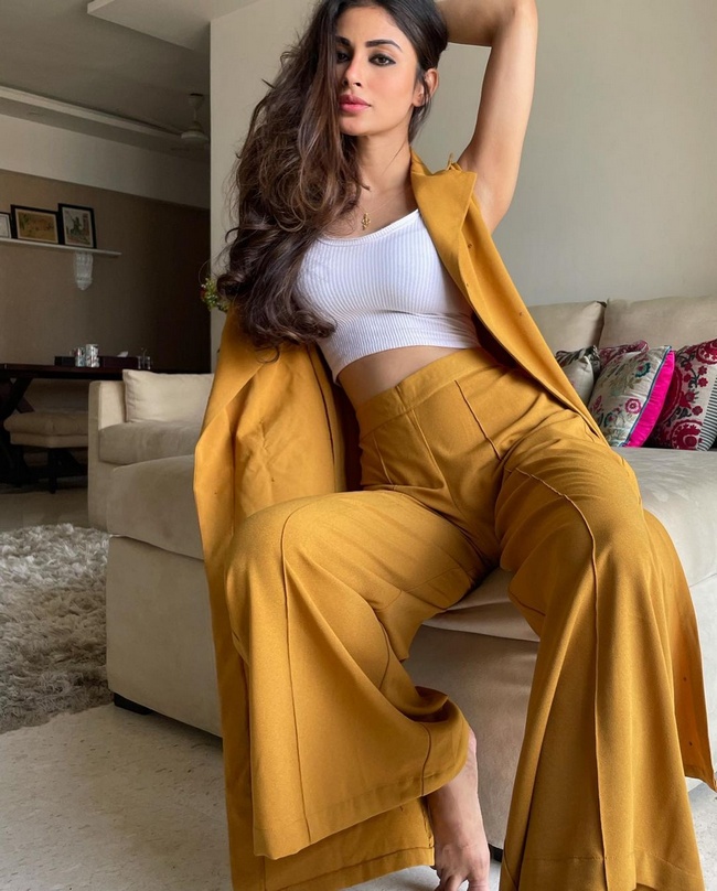 Sultry%20Mouni%20Roy%20Teasing%20Clicks_