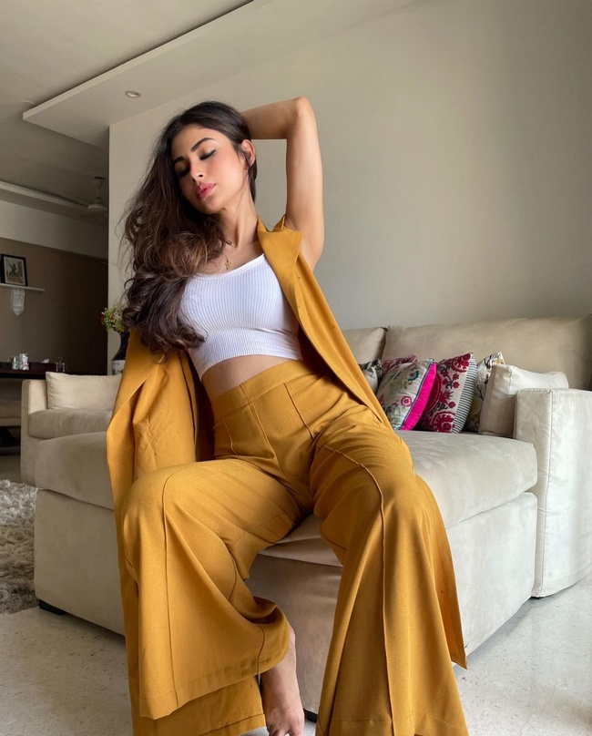 Sultry%20Mouni%20Roy%20Teasing%20Clicks_