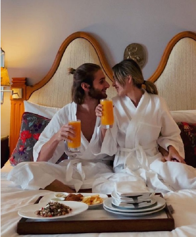 ప్రియుడితో ద‌ర్శ‌కుడి కుమార్తె హ‌ద్దు మీరి..!