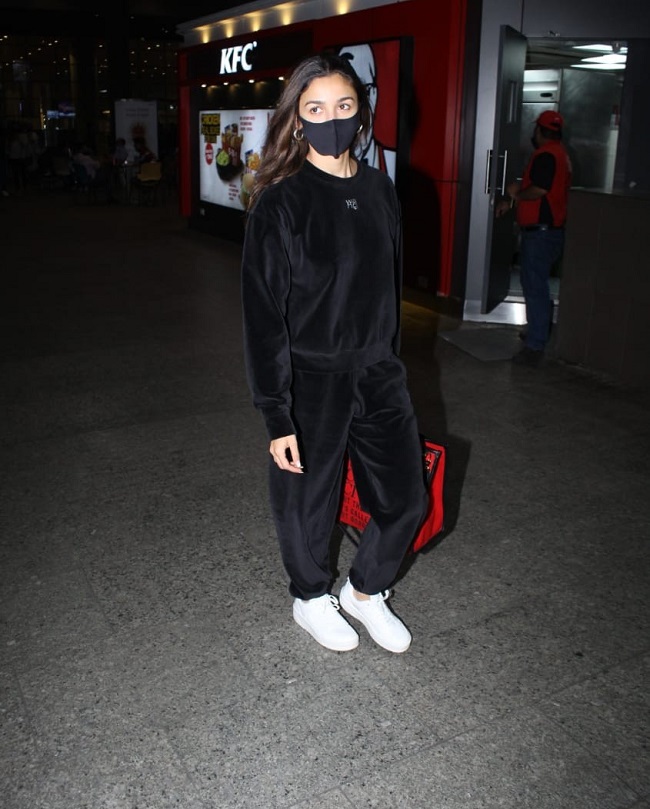 పెళ్లెప్పుడు అని అడిగితే నీళ్లు న‌ములుతోంది!