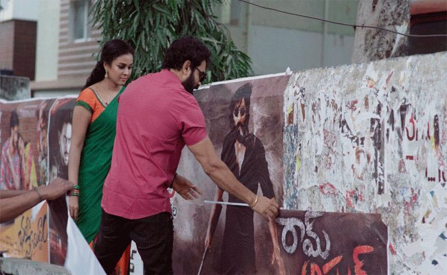 రోడ్లపై తిరుగుతూ వాల్‌ పోస్టర్స్ అతికించిన హీరో హీరోయిన్‌