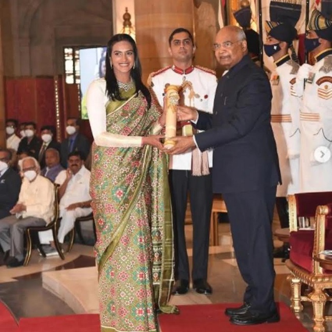 పద్మశ్రీ అందుకునేటప్పుడు పీవీ సింధు ధరించిన చీర ఖరీదు తెలిస్తే షాకే