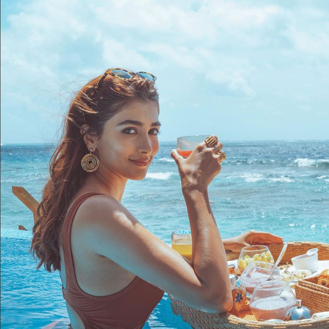 మాల్దీవుల్లో పాప్ స్టార్ గా మారిన‌ బికినీ బేబి