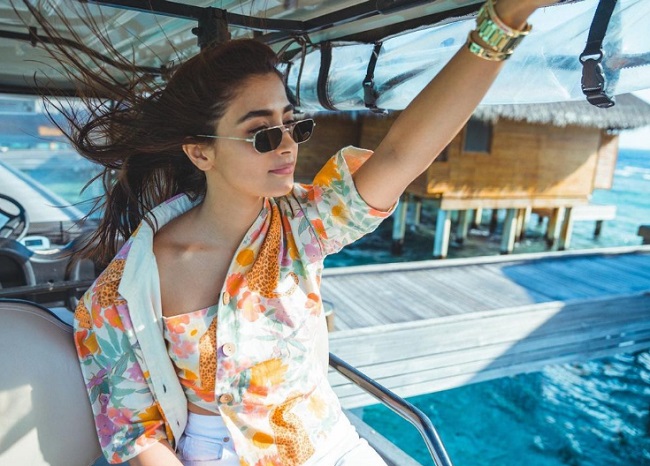 మాల్దీవుల్లో వాలిపోయిన మనోహరి .. ఇక అందాల సందడే!