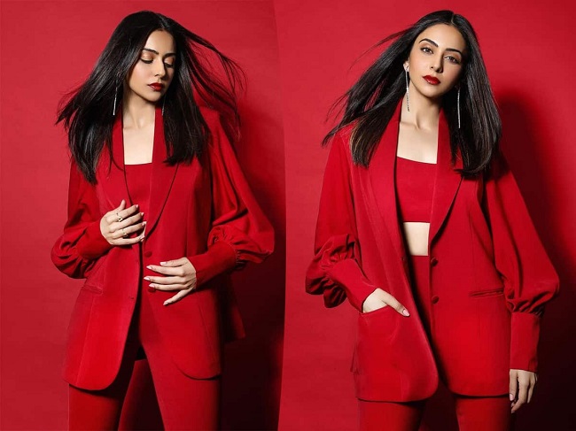 రెడ్ హాట్ లుక్ లో ర‌ఫ్ఫాడించిన ర‌కుల్