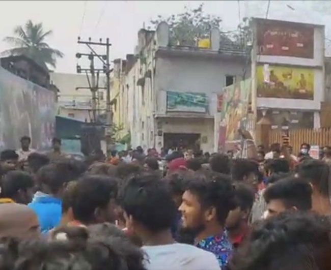 పుష్ప బెనిఫిట్ షోలు రద్దు.. థియేటర్లపై రాళ్లు రువ్విన ఫ్యాన్స్..!