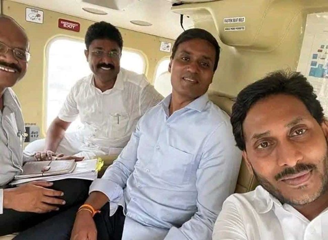 హెలికాఫ్టర్ జర్నీలో జగన్ సెల్ఫీ.. అంత భారీగా విమర్శలు ఎందుకు?