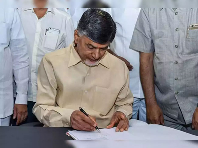 శాంతి భ‌ద్ర‌తలు కుప్పకూలాయి... డీజీపీకి చంద్ర‌బాబు లేఖ‌