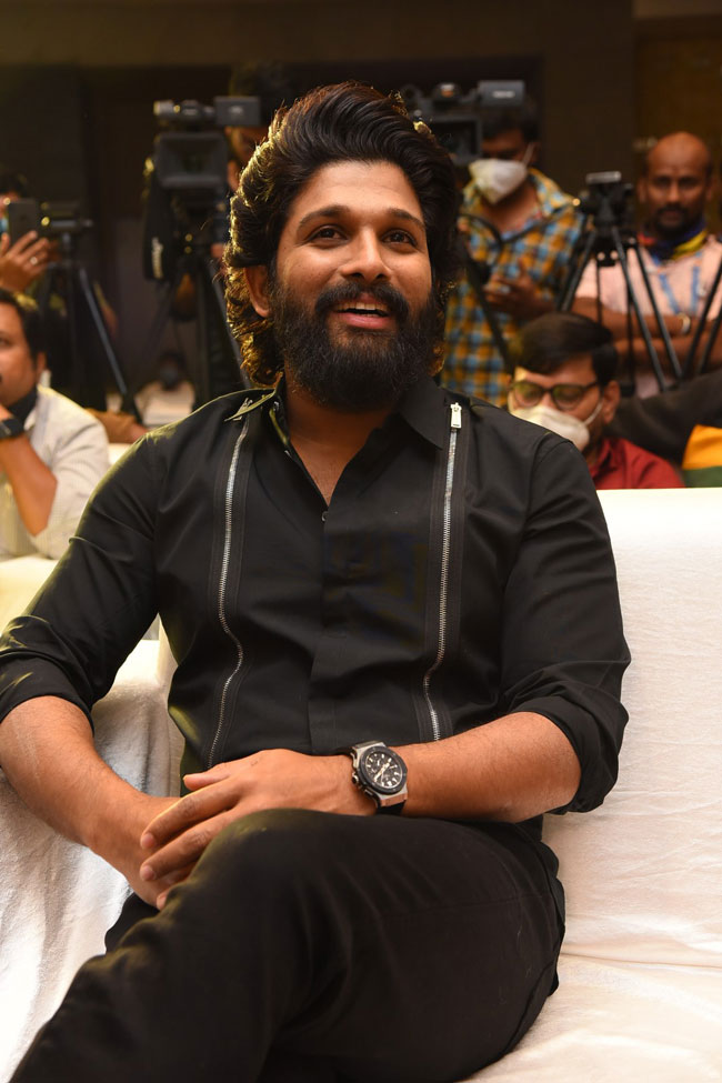 బన్నీ డేట్లు .. పుష్ప టిక్కెట్లు దొరకడం కష్టమే!