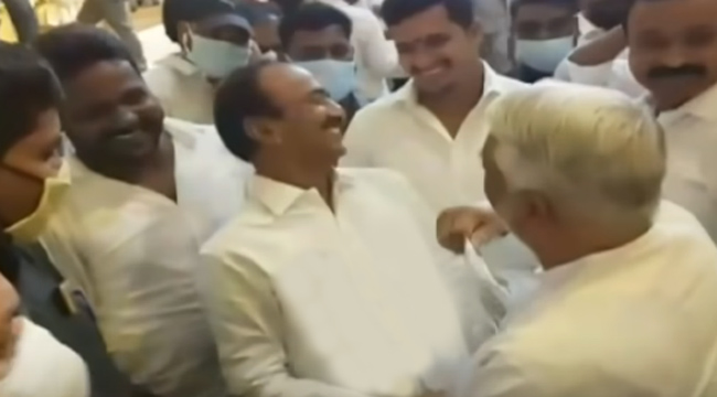 మాస్క్ తో సరదాగా ఈటలను కొట్టిన కేకే: ఫొటోస్ వైరల్