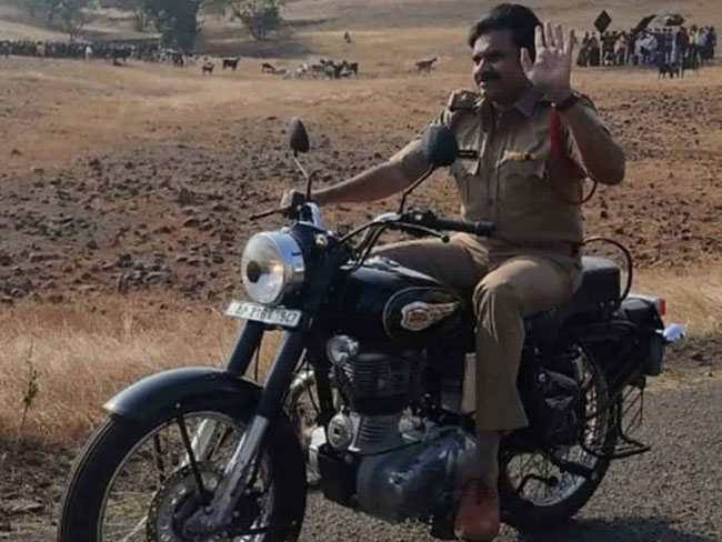 వీడియో: అటవీ ప్రాంతంలో పవన్ కళ్యాణ్ బుల్లెట్ రైడ్..!