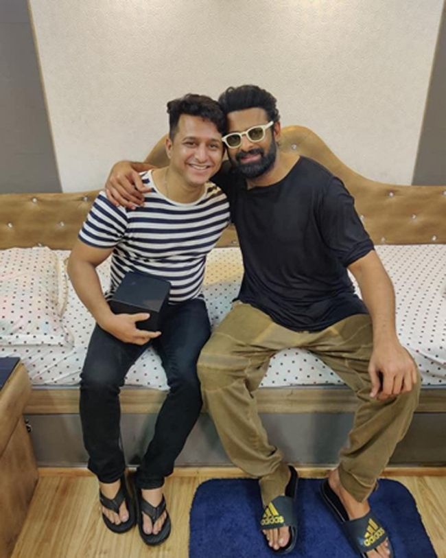 ఆదిపురుష్ 3డి టీమ్ కి ప్రభాస్ కానుక‌లు